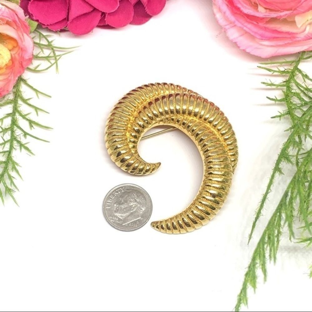 VINTAGE⚜️RARE MONET Curled Golden Brooch - Picture 11 of 13